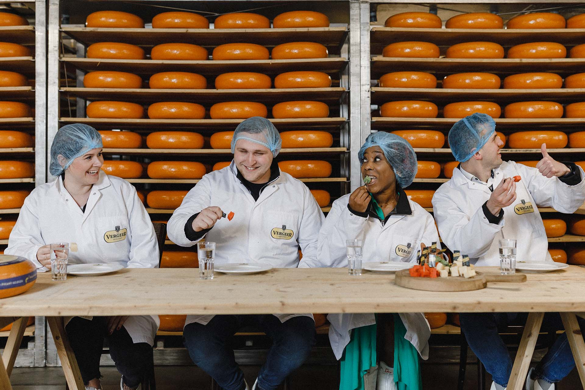 Vergeer foto4 medewerkers eten kaas